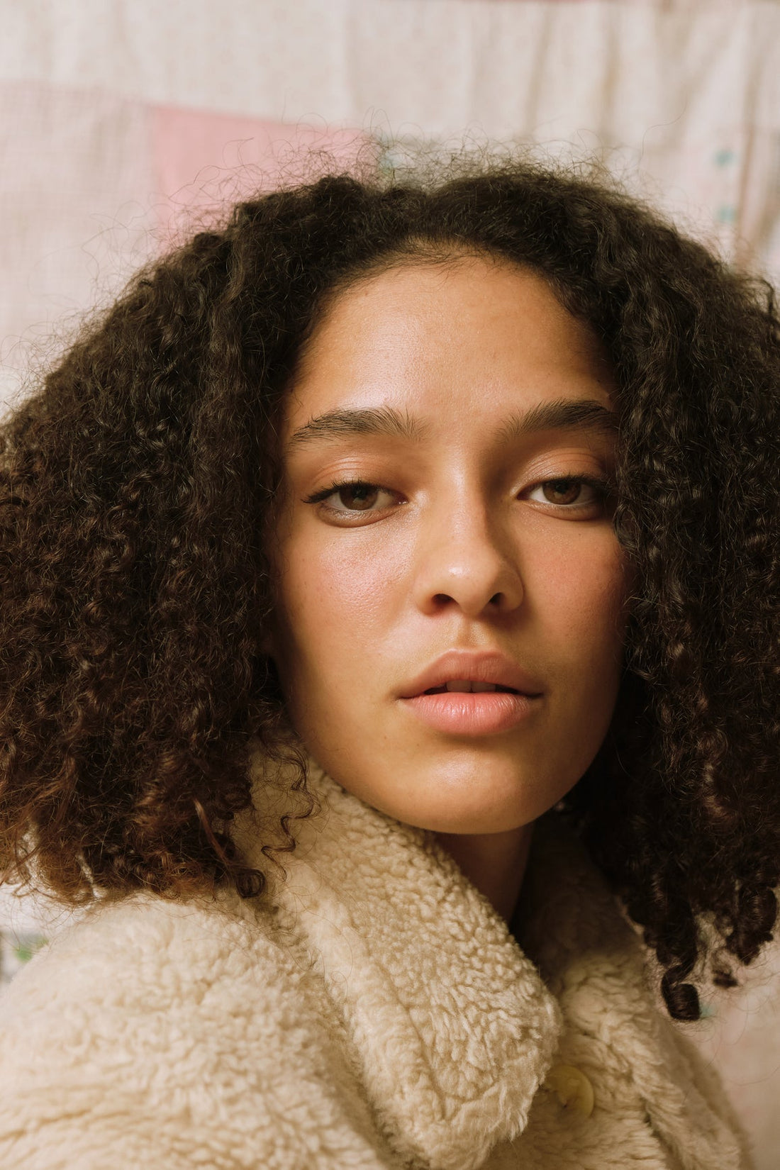 Jeune femme apaisée, routine anti-stress Aponia
