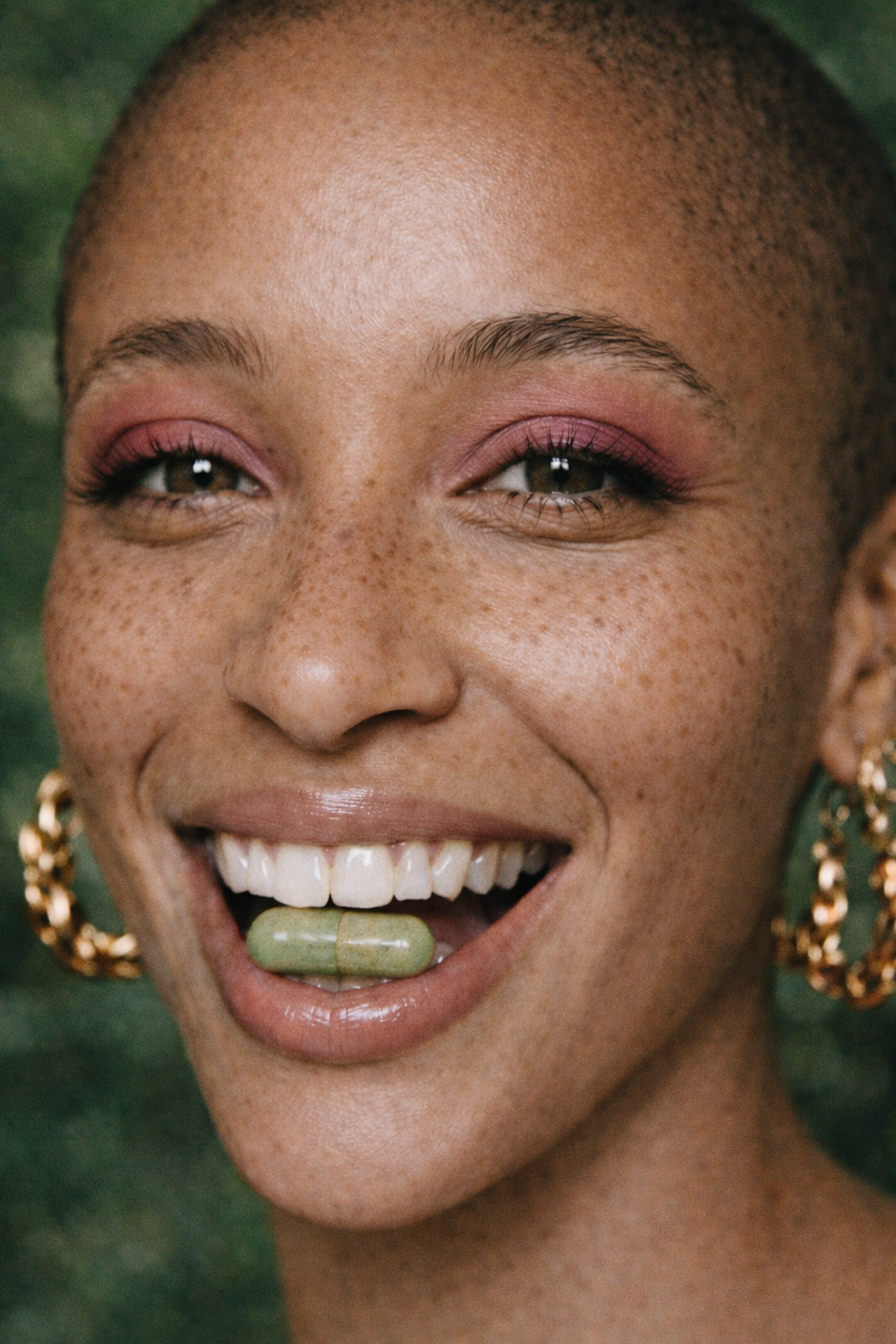 Femme tenant une gellule de complement alimentaire entre ses dents