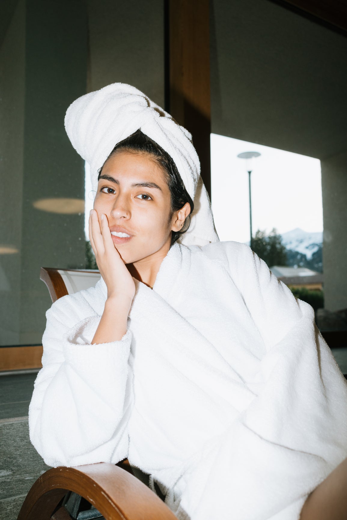 Femme en peignoire et les cheveux dans une serviette en photo argentique